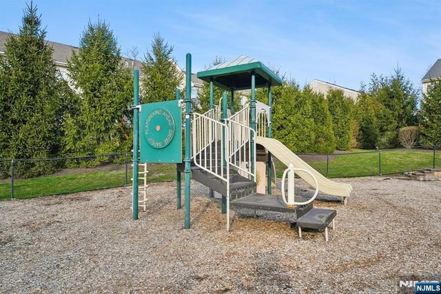 37 Mountainside Drive, Pompton Lakes, NJ 07442