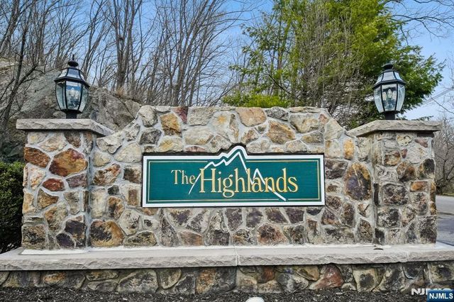 37 Mountainside Drive, Pompton Lakes, NJ 07442