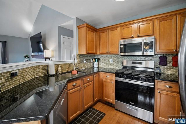 37 Mountainside Drive, Pompton Lakes, NJ 07442