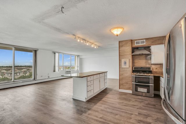8801 W Golf Road 10C, Niles, IL 60714