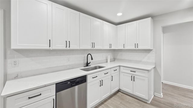 28423 Flanders Avenue, Warren, MI 48088