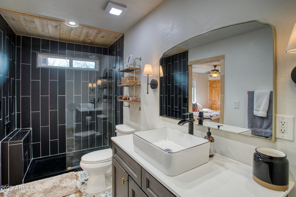 Image 14 of property listing at 2342 S BUFFALO Loop, Overgaard, AZ 85933