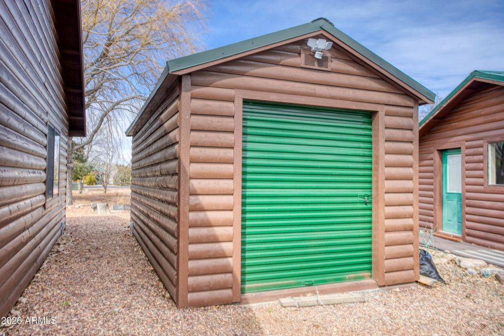 Image 22 of property listing at 2342 S BUFFALO Loop, Overgaard, AZ 85933