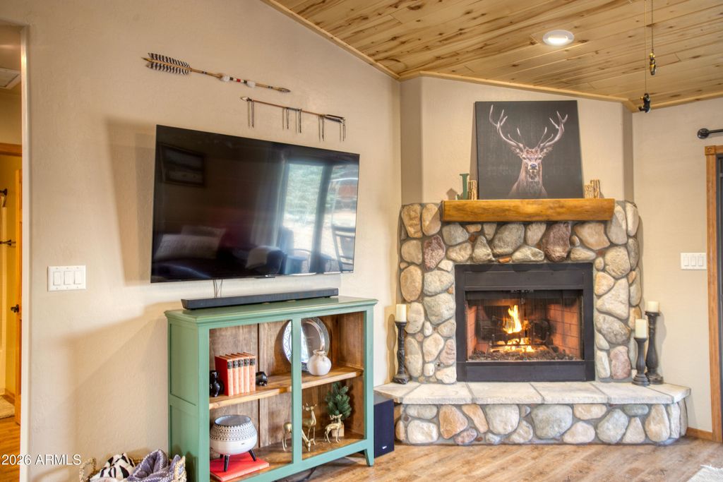 Image 9 of property listing at 2342 S BUFFALO Loop, Overgaard, AZ 85933