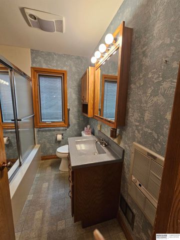 3124 S 42nd Street, Omaha, NE 68105