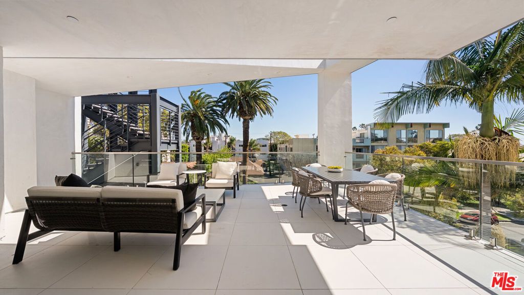 Image 10 of property listing at 621 N Kings Road 3, West Hollywood, CA 90048