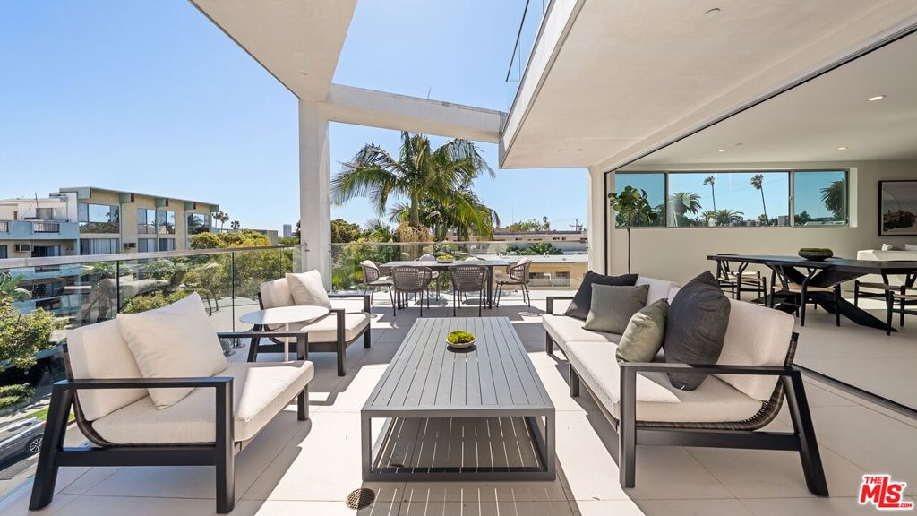 Image 12 of property listing at 621 N Kings Road 3, West Hollywood, CA 90048