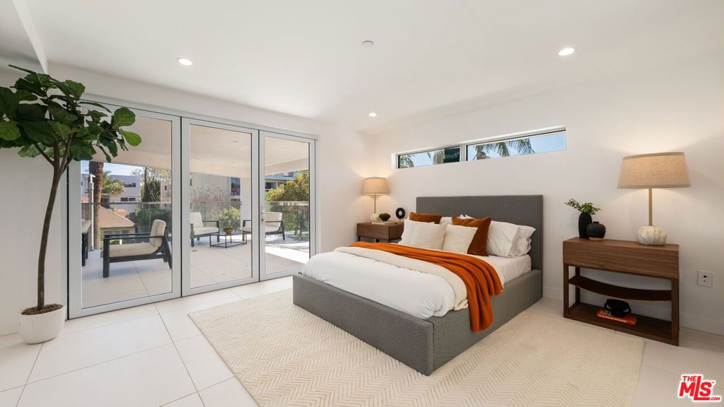 Image 14 of property listing at 621 N Kings Road 3, West Hollywood, CA 90048