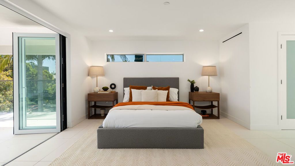 Image 15 of property listing at 621 N Kings Road 3, West Hollywood, CA 90048