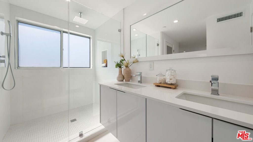 Image 16 of property listing at 621 N Kings Road 3, West Hollywood, CA 90048