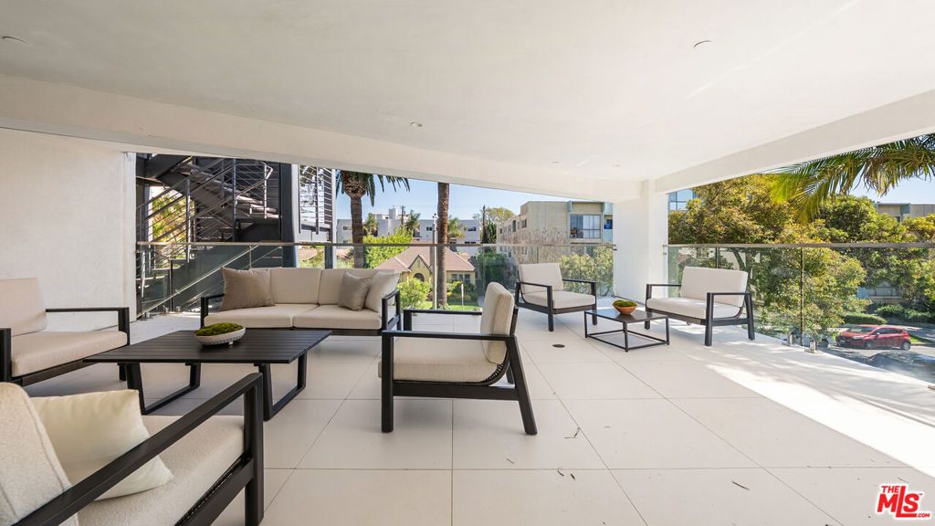 Image 18 of property listing at 621 N Kings Road 3, West Hollywood, CA 90048