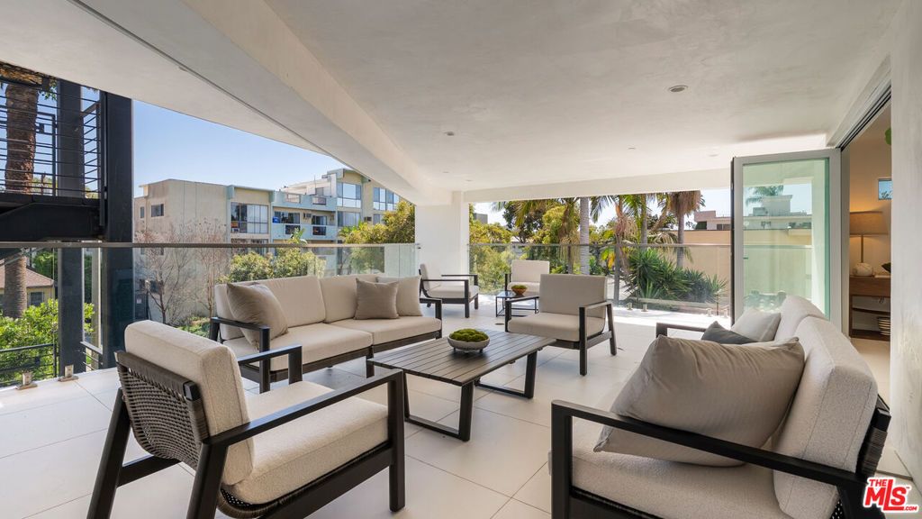 Image 19 of property listing at 621 N Kings Road 3, West Hollywood, CA 90048