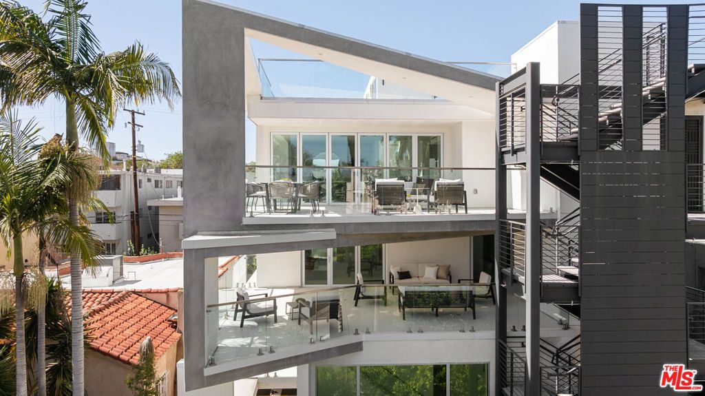 Image 2 of property listing at 621 N Kings Road 3, West Hollywood, CA 90048