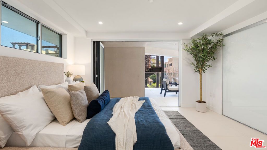 Image 21 of property listing at 621 N Kings Road 3, West Hollywood, CA 90048