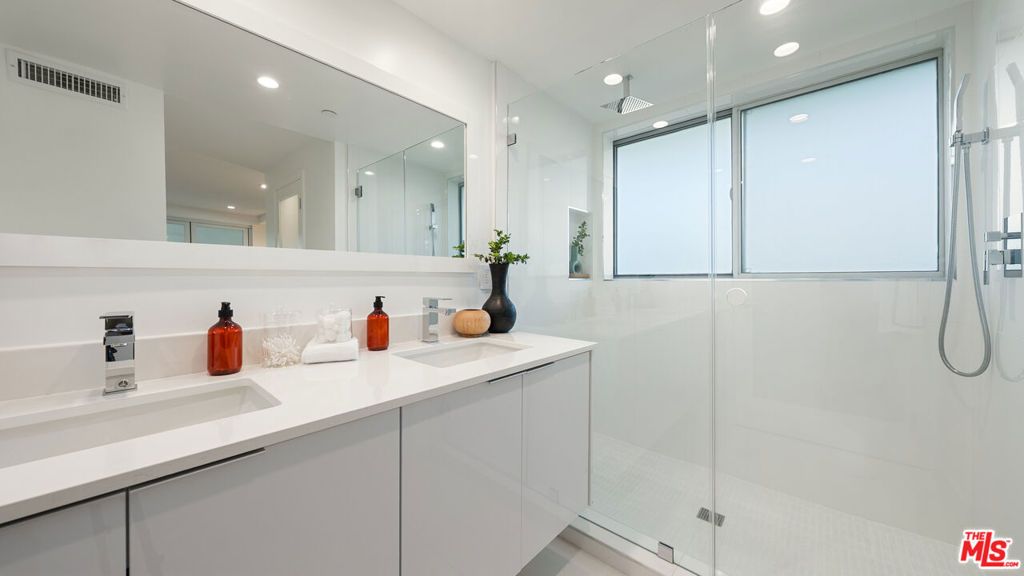 Image 23 of property listing at 621 N Kings Road 3, West Hollywood, CA 90048