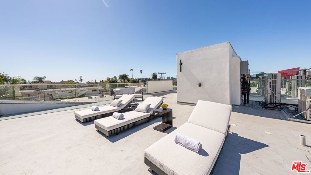 Image 25 of property listing at 621 N Kings Road 3, West Hollywood, CA 90048