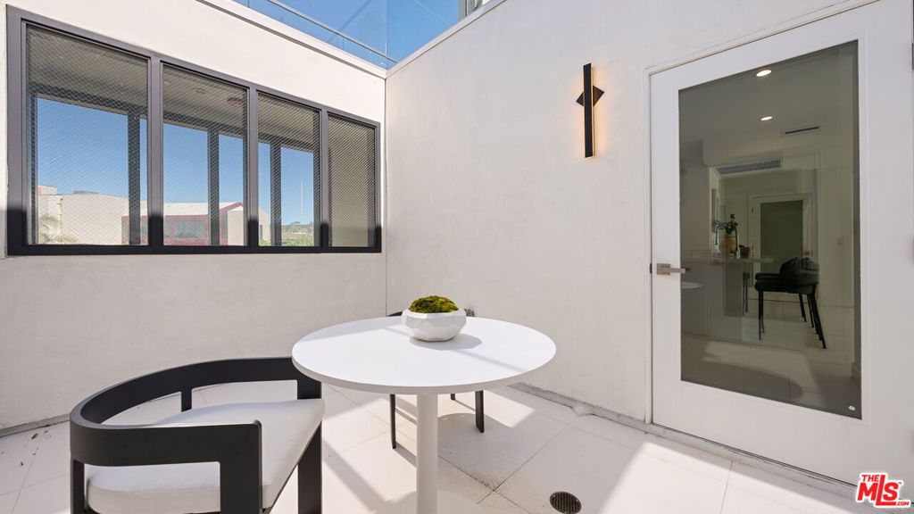 Image 26 of property listing at 621 N Kings Road 3, West Hollywood, CA 90048