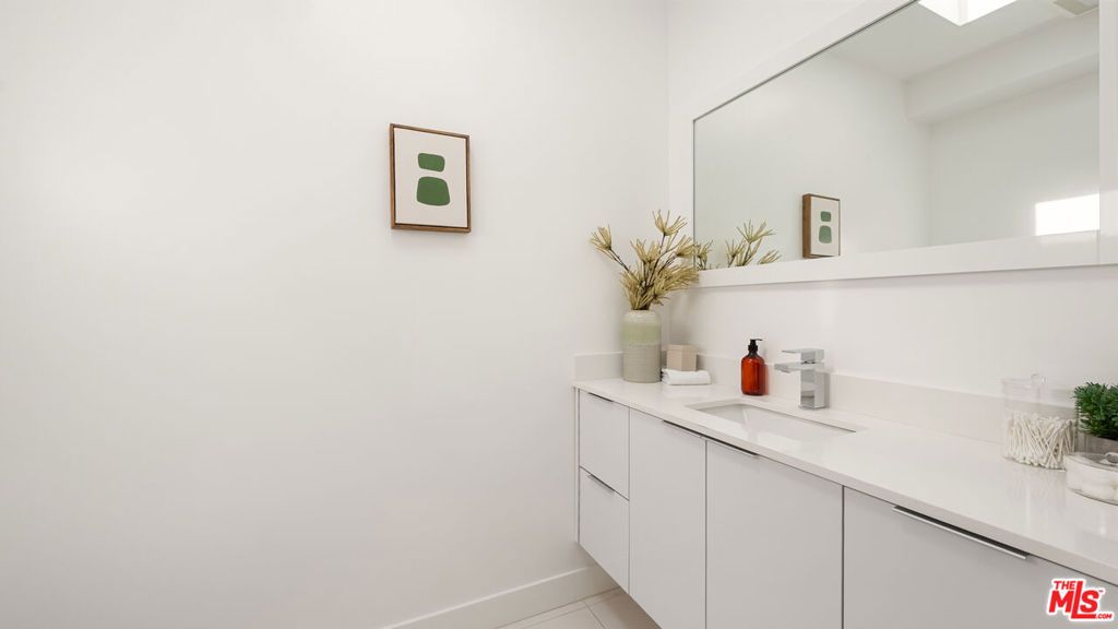 Image 27 of property listing at 621 N Kings Road 3, West Hollywood, CA 90048