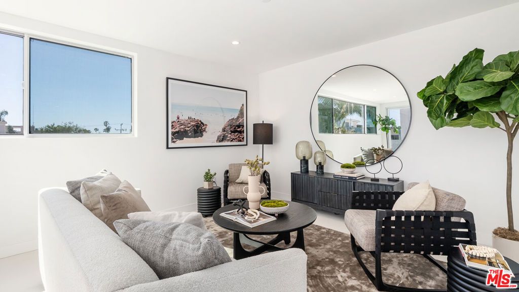 Image 6 of property listing at 621 N Kings Road 3, West Hollywood, CA 90048