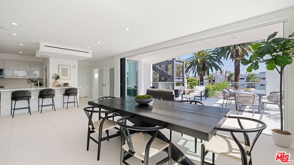 Image 7 of property listing at 621 N Kings Road 3, West Hollywood, CA 90048