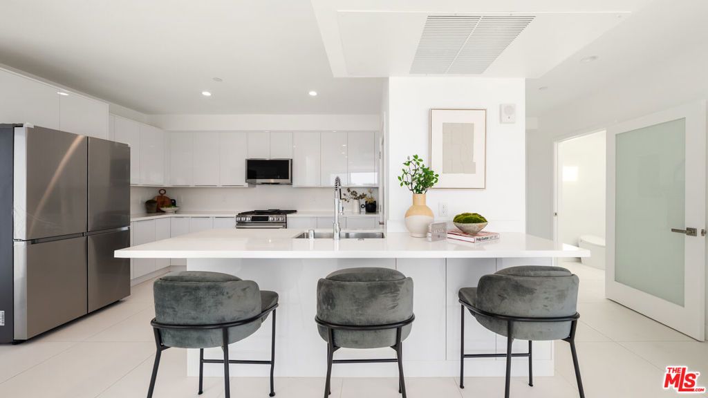 Image 8 of property listing at 621 N Kings Road 3, West Hollywood, CA 90048