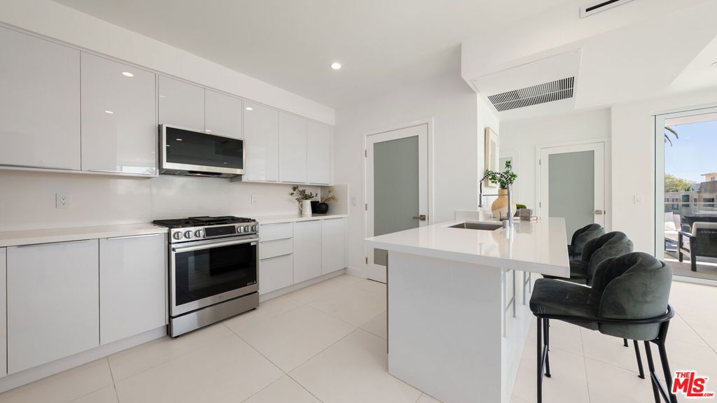 Image 9 of property listing at 621 N Kings Road 3, West Hollywood, CA 90048