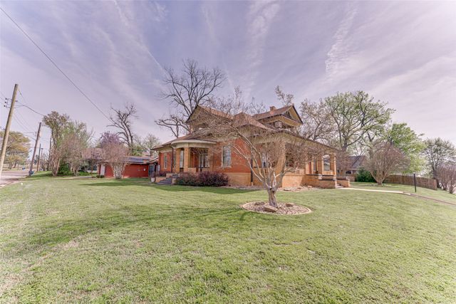 210 W Elm Street, Winnsboro, TX 75494