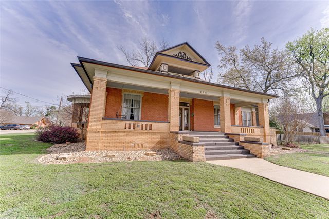 210 W Elm Street, Winnsboro, TX 75494