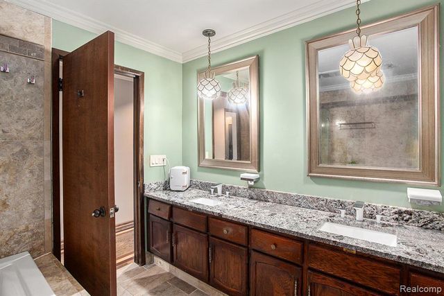 4408 Knightsbridge Lane, West Bloomfield, MI 48323