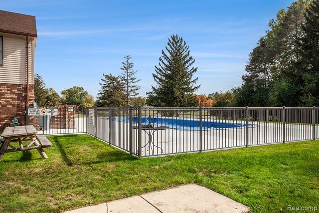 4408 Knightsbridge Lane, West Bloomfield, MI 48323