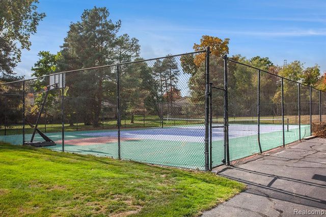 4408 Knightsbridge Lane, West Bloomfield, MI 48323