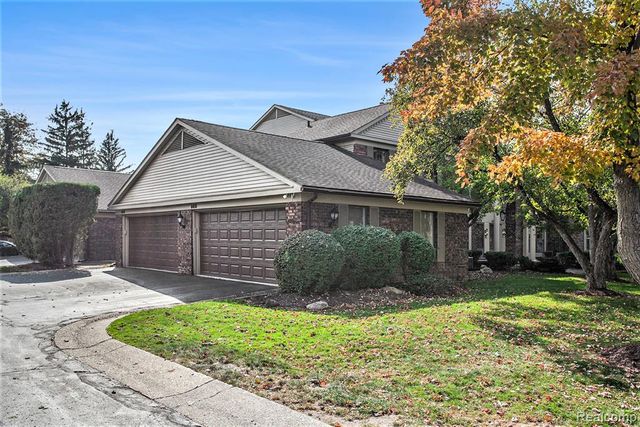 4408 Knightsbridge Lane, West Bloomfield, MI 48323