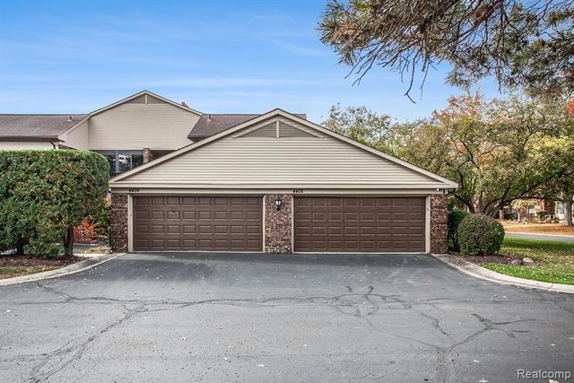 4408 Knightsbridge Lane, West Bloomfield, MI 48323