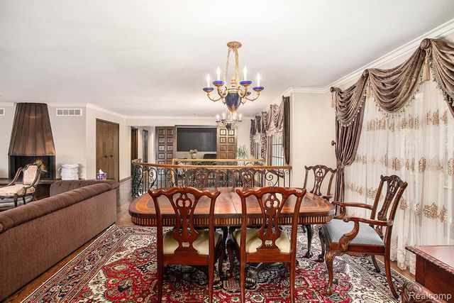 4408 Knightsbridge Lane, West Bloomfield, MI 48323