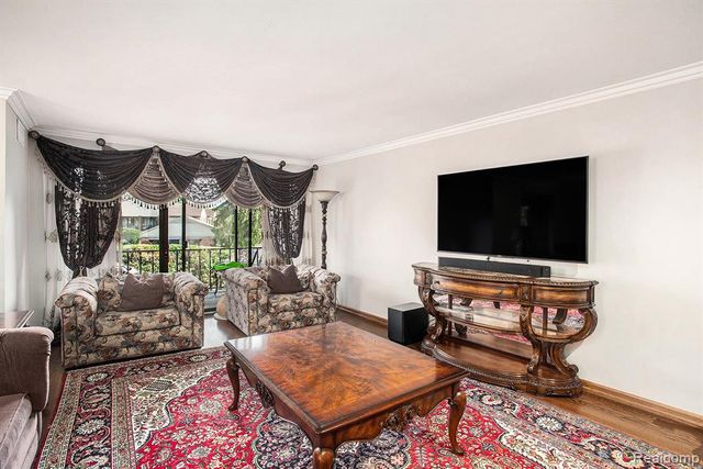 4408 Knightsbridge Lane, West Bloomfield, MI 48323