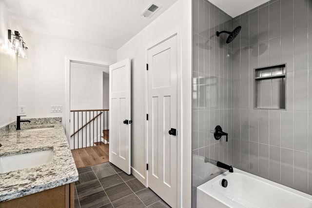 7 Lily Lane, Londonderry, NH 03053