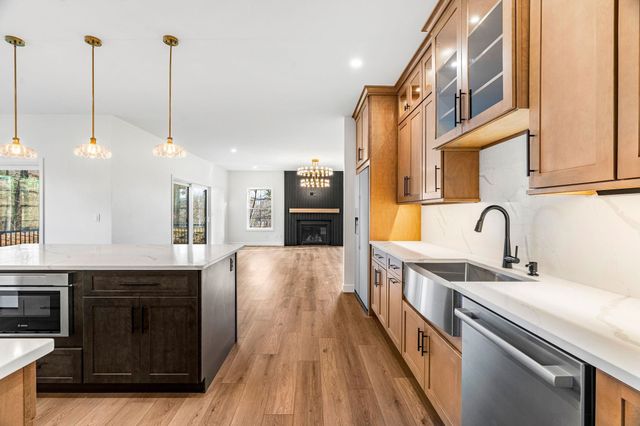 7 Lily Lane, Londonderry, NH 03053