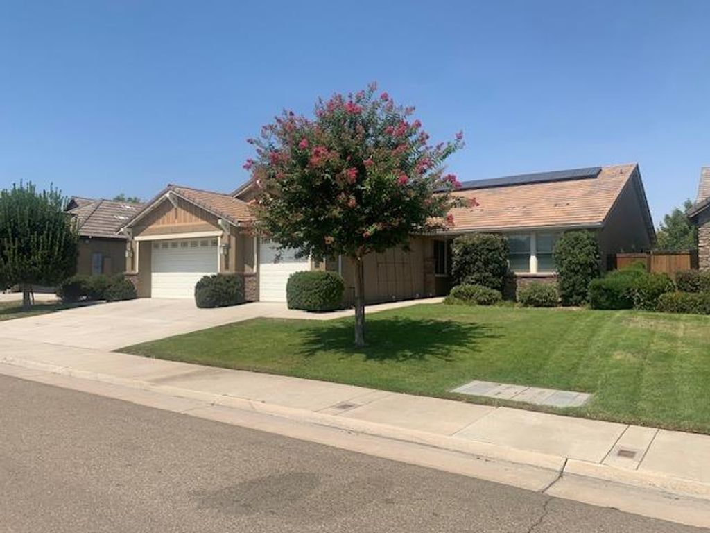 3233 Robinwood Avenue, Clovis, CA 93619