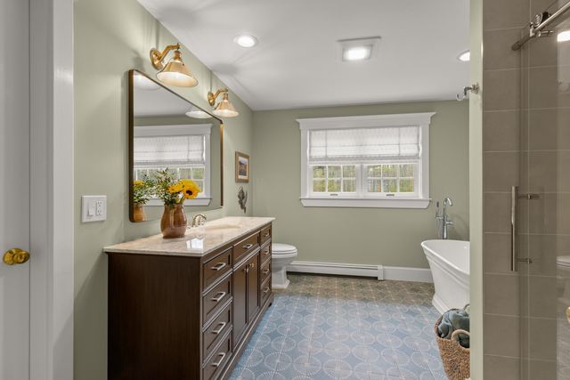8 Old Seabury Road, York, ME 03909