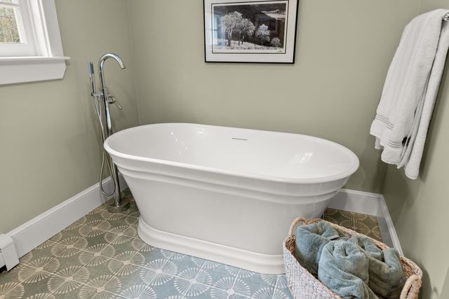8 Old Seabury Road, York, ME 03909