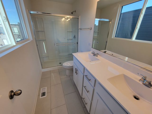 1270 Lakepointe Drive, Schaumburg, IL 60173