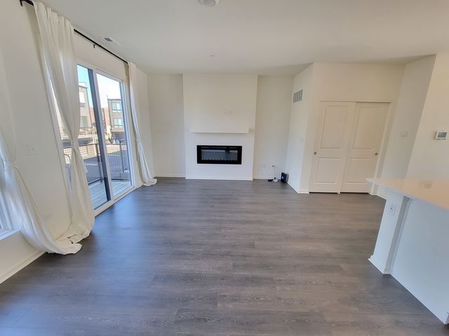 1270 Lakepointe Drive, Schaumburg, IL 60173