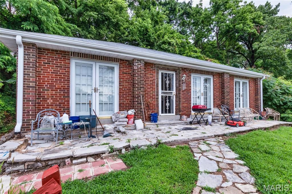 9705 Riverview Drive, St Louis, MO 63137
