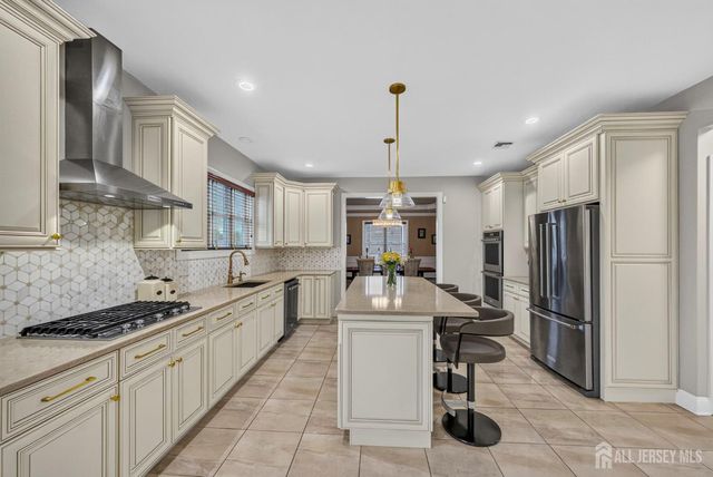 5 Adam Court, Monroe, NJ 08831