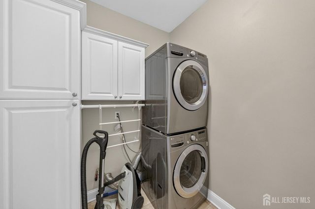 5 Adam Court, Monroe, NJ 08831