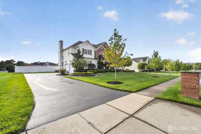 5 Adam Court, Monroe, NJ 08831