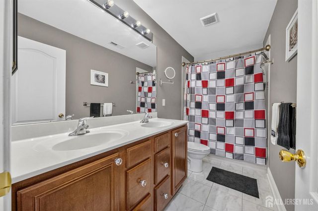 5 Adam Court, Monroe, NJ 08831