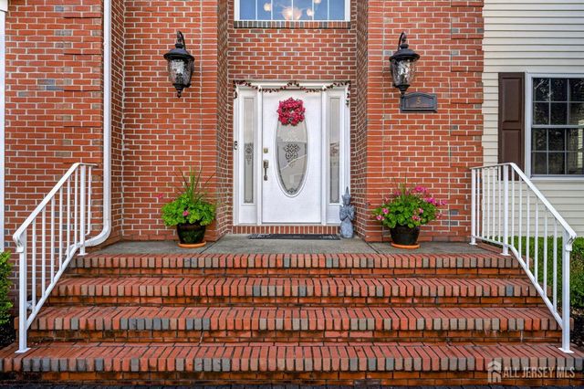 5 Adam Court, Monroe, NJ 08831