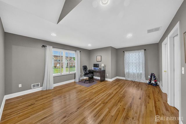 5 Adam Court, Monroe, NJ 08831
