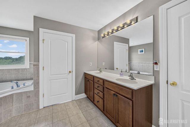 5 Adam Court, Monroe, NJ 08831